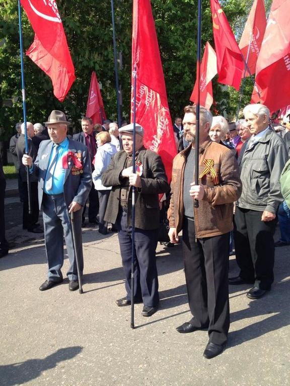 В Донецке около 100 коммунистов скандировали: "Мир! Труд! Май!"