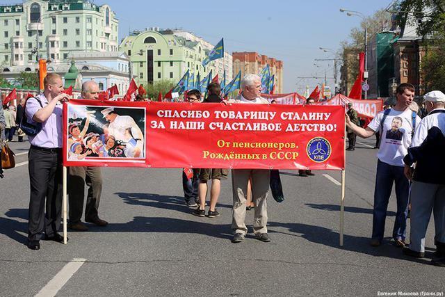 Первомай в Москве: прославление Сталина и оскорбление Обамы