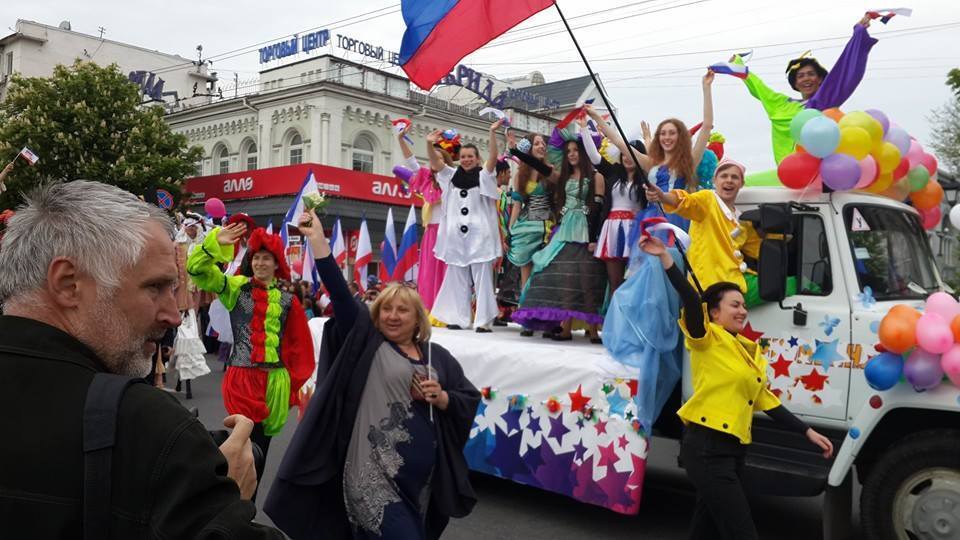 Кримчан на Першотравень змусили "добровільно" надіти кокошники - ЗМІ