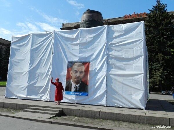 В Днепропетровске коммунисты митинговали с портретами Сталина, а патриоты рисовали мелками