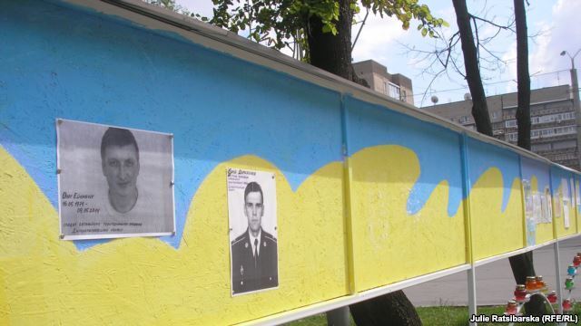 Стену Небесной Сотни в Днепропетровске дополнили фото погибших в Мариуполе военных