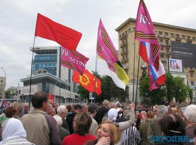 В Харькове митинг в поддержку "референдумов" разогнал дождь