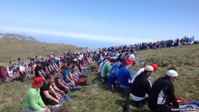 Дві тисячі кримських татар піднялися в гори з українськими прапорами 