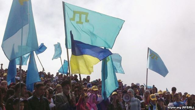 Две тысячи крымских татар поднялись в горы с украинскими флагами  