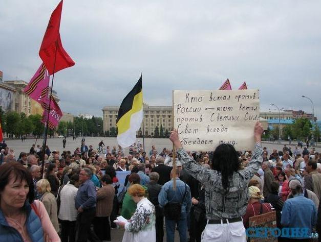 В Харькове митинг в поддержку "референдумов" разогнал дождь
