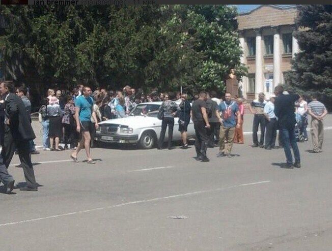 Референдум по-"ДНР-овски": голосование устроили прямо в салоне автомобиля