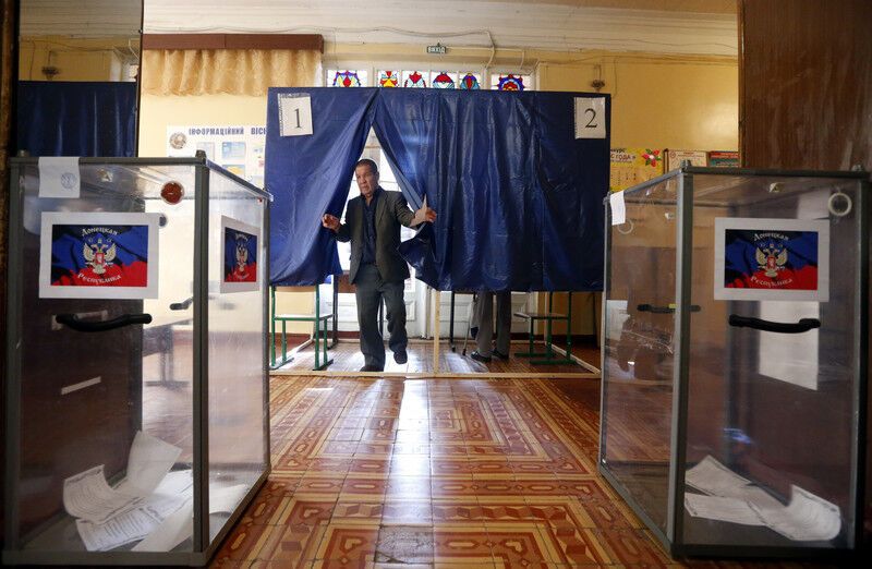 Псевдореферендум на Донбасі проходить під дулом автоматів: терористи вже обіцяють ввести рублі