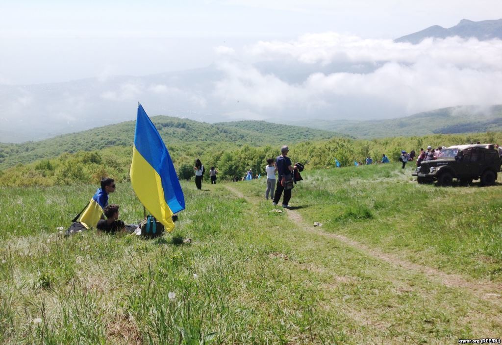 Татары покорили одну из самых высоких гор Крыма, скандируя "Слава Украине!"