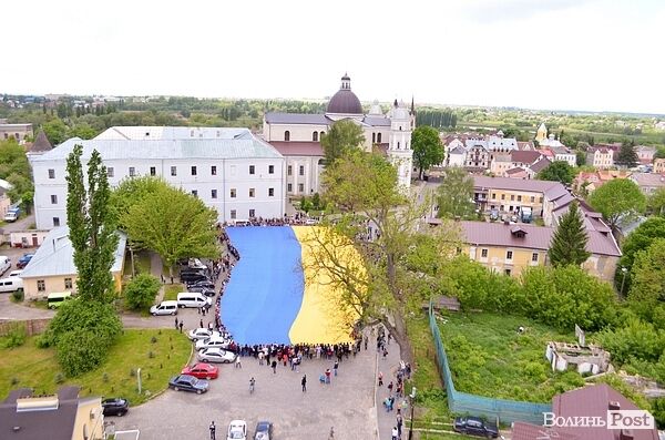 У Луцьку розгорнули найбільший у світі прапор України