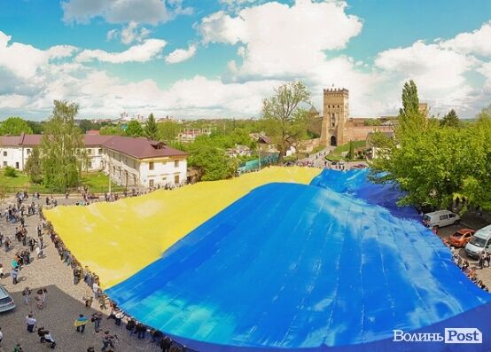 В Луцке развернули самый большой в мире флаг Украины