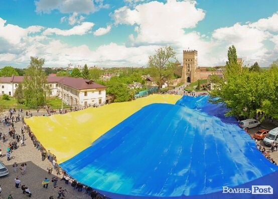 У Луцьку розгорнули найбільший у світі прапор України