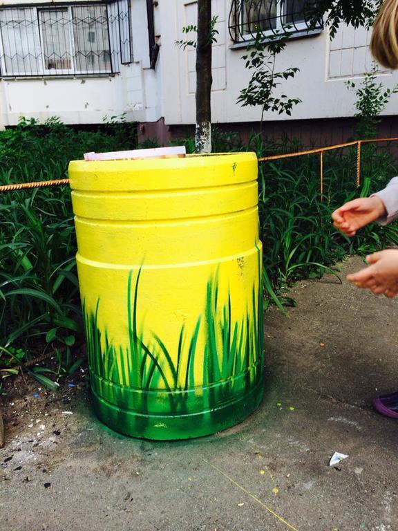 Киевлянка превратила подъезд своего дома в патриотическую сказку