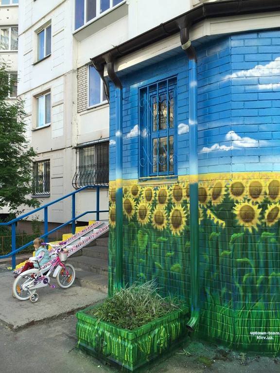 Киевлянка превратила подъезд своего дома в патриотическую сказку