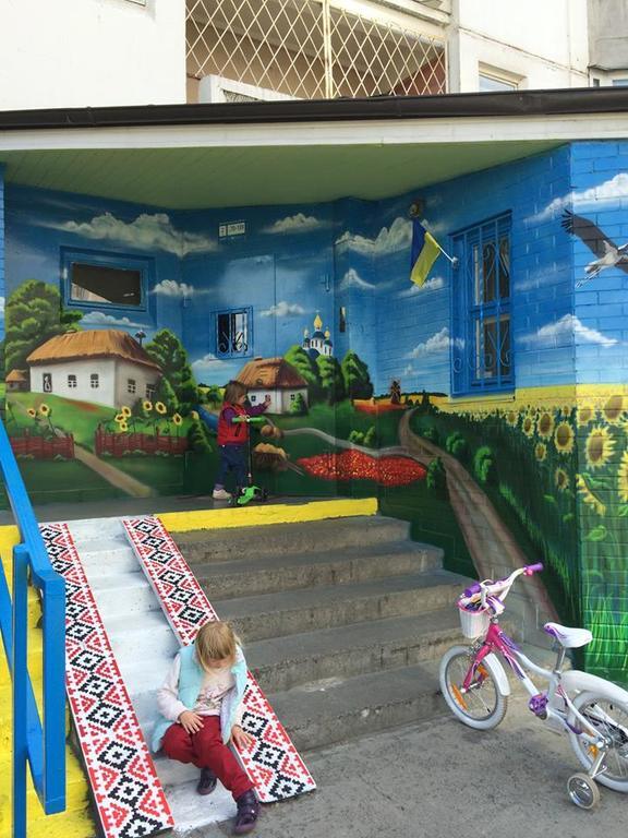 Киевлянка превратила подъезд своего дома в патриотическую сказку