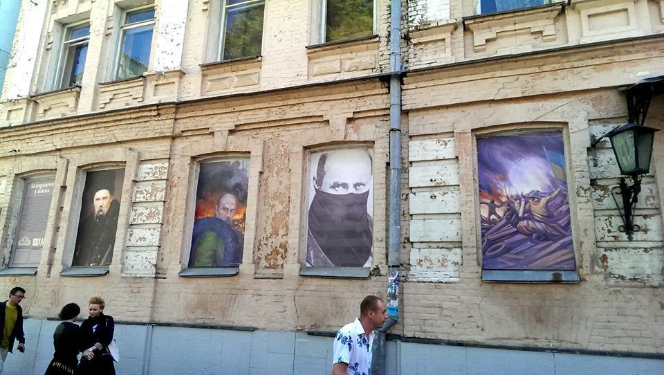 Возле Майдана появились картины с Шевченко-суперменом