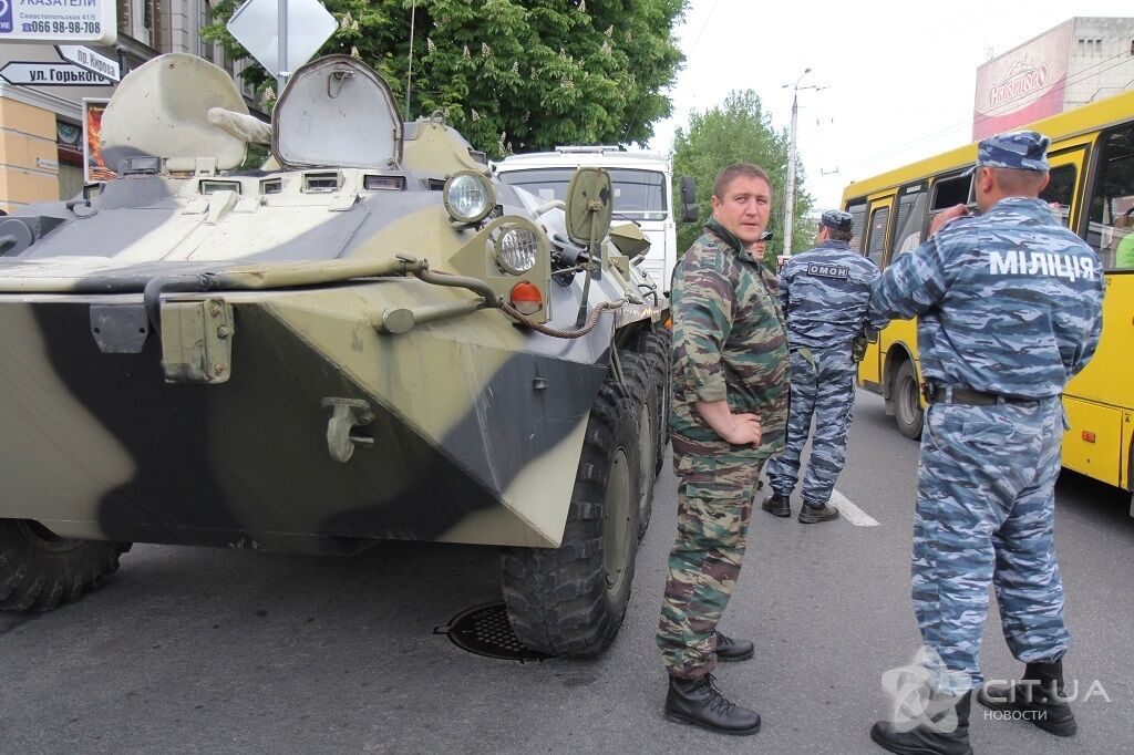 В центр Симферополя вошла военная техника. Фотофакт