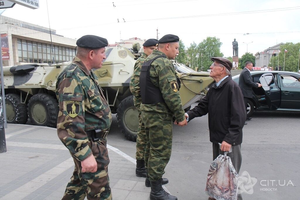 В центр Симферополя вошла военная техника. Фотофакт