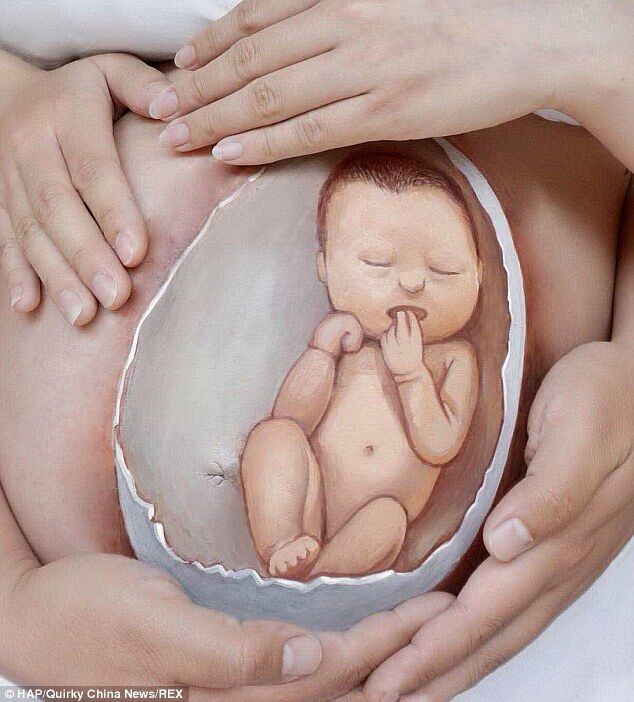 Будущая мама рисует на животе восхитительные картины с участием своего малыша