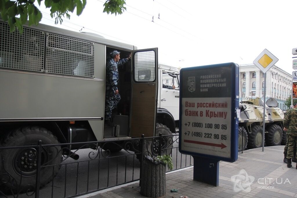 В центр Симферополя вошла военная техника. Фотофакт