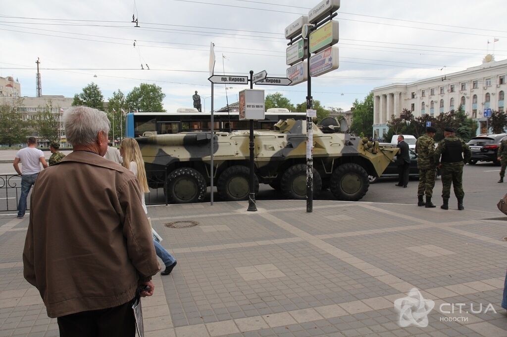 В центр Симферополя вошла военная техника. Фотофакт