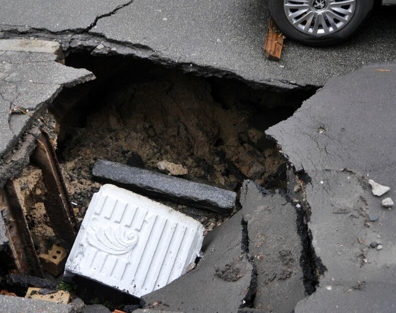 После грозы в Киеве опасно ездить: проваливается асфальт