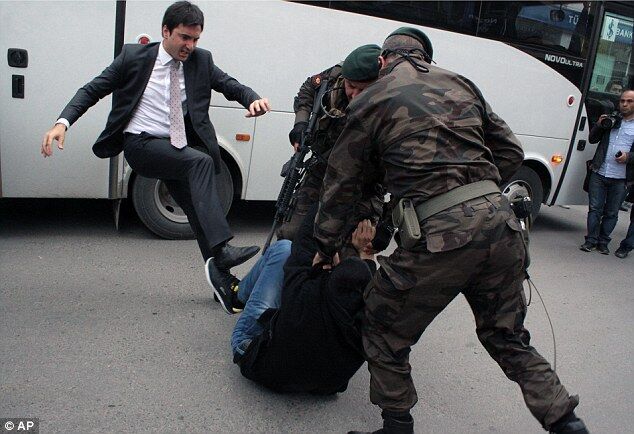 Помощник премьера Турции избил ногами скорбящего. Фотофакт