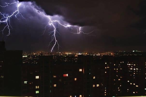 Киевляне в соцсетях делятся фотографиями фантастической ночной грозы в столице