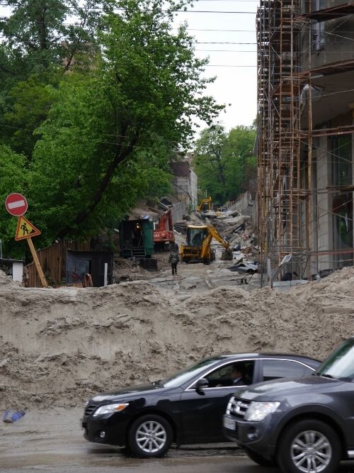 После грозы в Киеве опасно ездить: проваливается асфальт