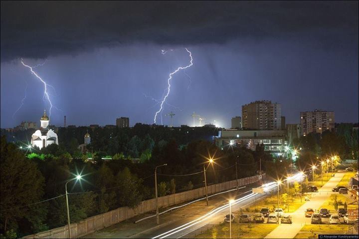 Киевляне в соцсетях делятся фотографиями фантастической ночной грозы в столице