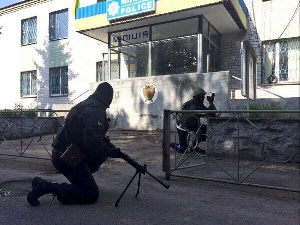 Батальон "Донбасс" освободил от милиционеров-предателей РОВД на Донетчине