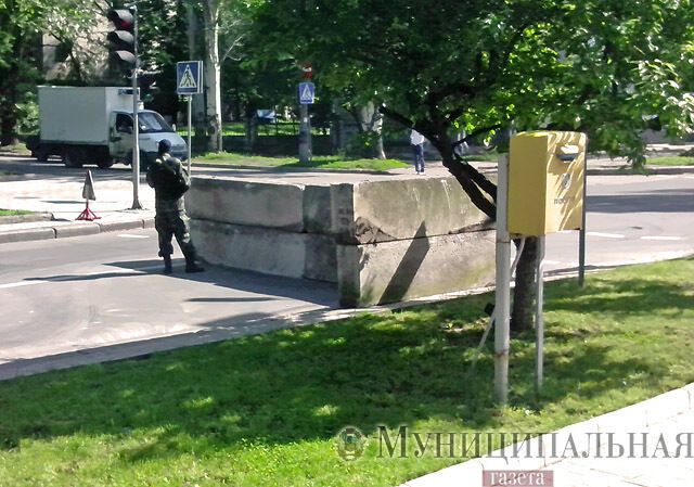 В центре Донецка пособники террористов поставили первый блокпост. Фотофакт