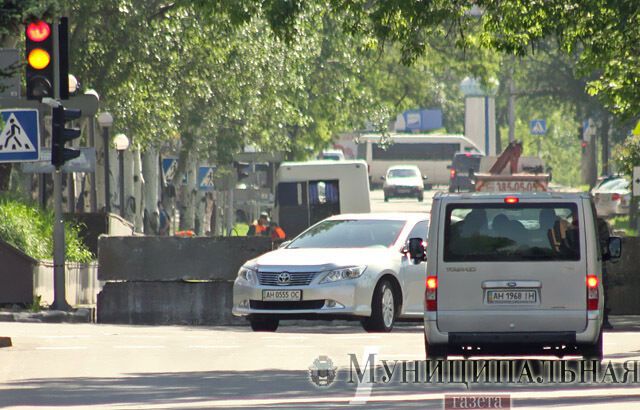 В центре Донецка пособники террористов поставили первый блокпост. Фотофакт