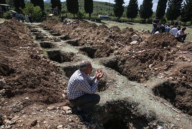 Помощник премьера Турции избил ногами скорбящего. Фотофакт