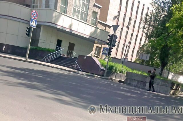 В центре Донецка пособники террористов поставили первый блокпост. Фотофакт