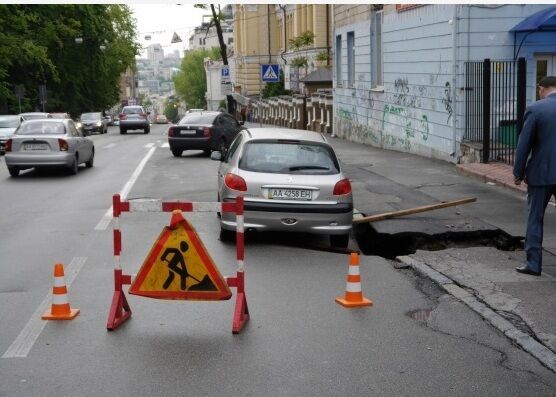 После грозы в Киеве опасно ездить: проваливается асфальт