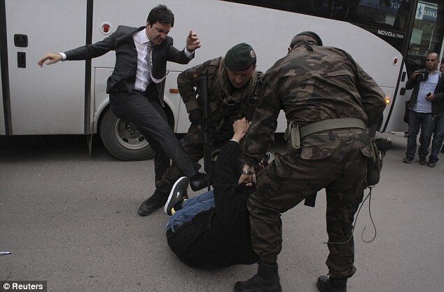 Помощник премьера Турции избил ногами скорбящего. Фотофакт