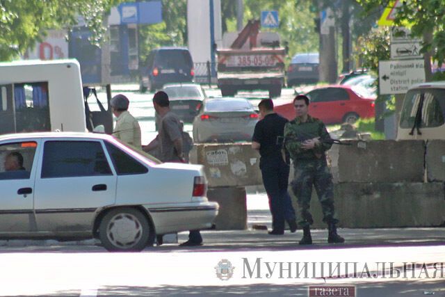 В центре Донецка пособники террористов поставили первый блокпост. Фотофакт