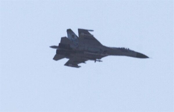 Над Горловкой кружит истребитель Су-27: местные жители в панике