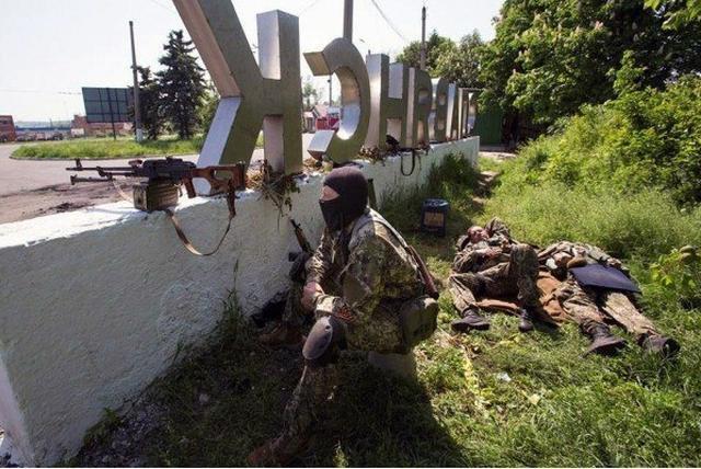 Террористы установили мощный блокпост на трассе между Славянском и Харьковом
