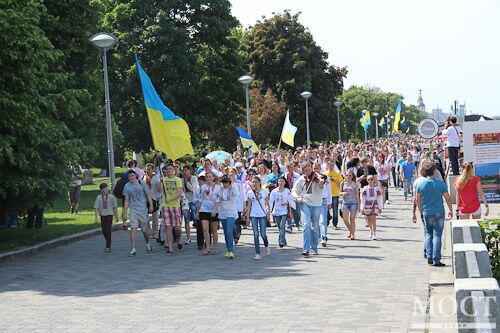 В Днепропетровске около 1000 человек вышли на марш вышиванок