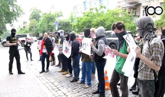 "Лука — х**ло!": в Киеве пикетировали посольство Беларуси