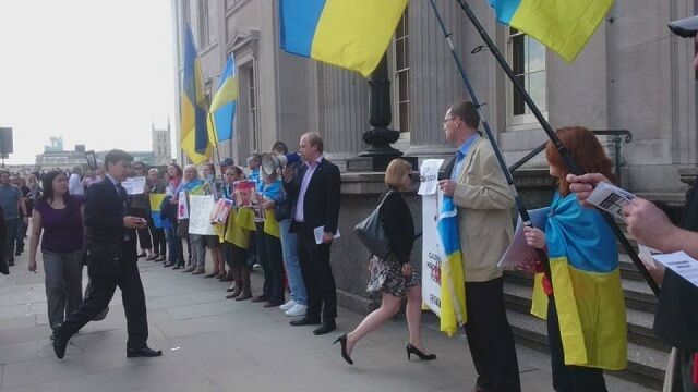Украинцы в Лондоне устроили "коридор позора" для желающих инвестировать в Россию