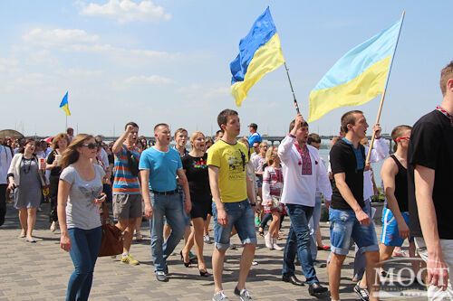 В Днепропетровске около 1000 человек вышли на марш вышиванок