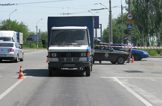 В Луганске террористы расстреляли авто: водитель погиб, пострадали пешеходы