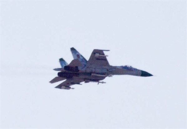 Над Горловкой кружит истребитель Су-27: местные жители в панике