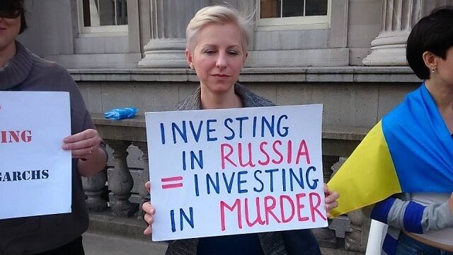 Украинцы в Лондоне устроили "коридор позора" для желающих инвестировать в Россию