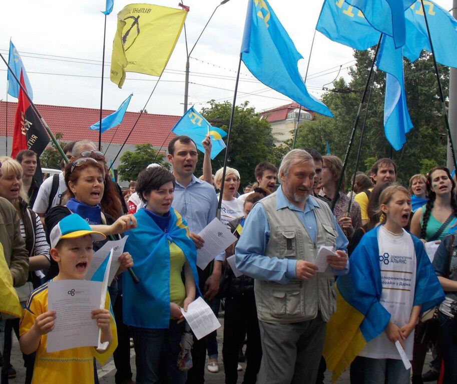В Киеве пикетировали посольство РФ в знак солидарности с крымскими татарами