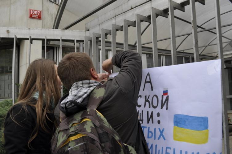 Украинские туристы в Праге устроили референдум с вопросом "Путин – х**ло?"