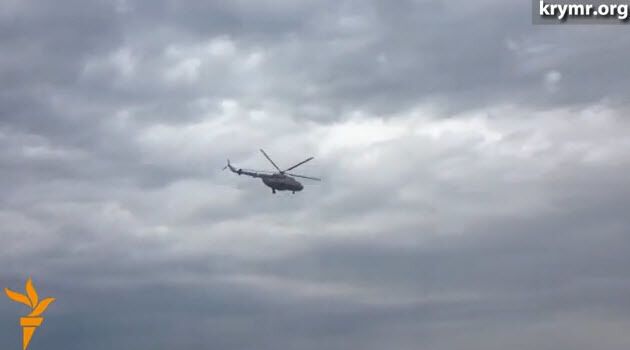Центр Симферополя оцеплен ОМОНом, над городом кружат военные вертолеты