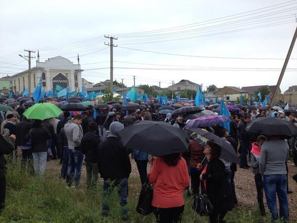 Несмотря на запреты, в Симферополе на митинг собралось около 20 тыс. крымских татар
